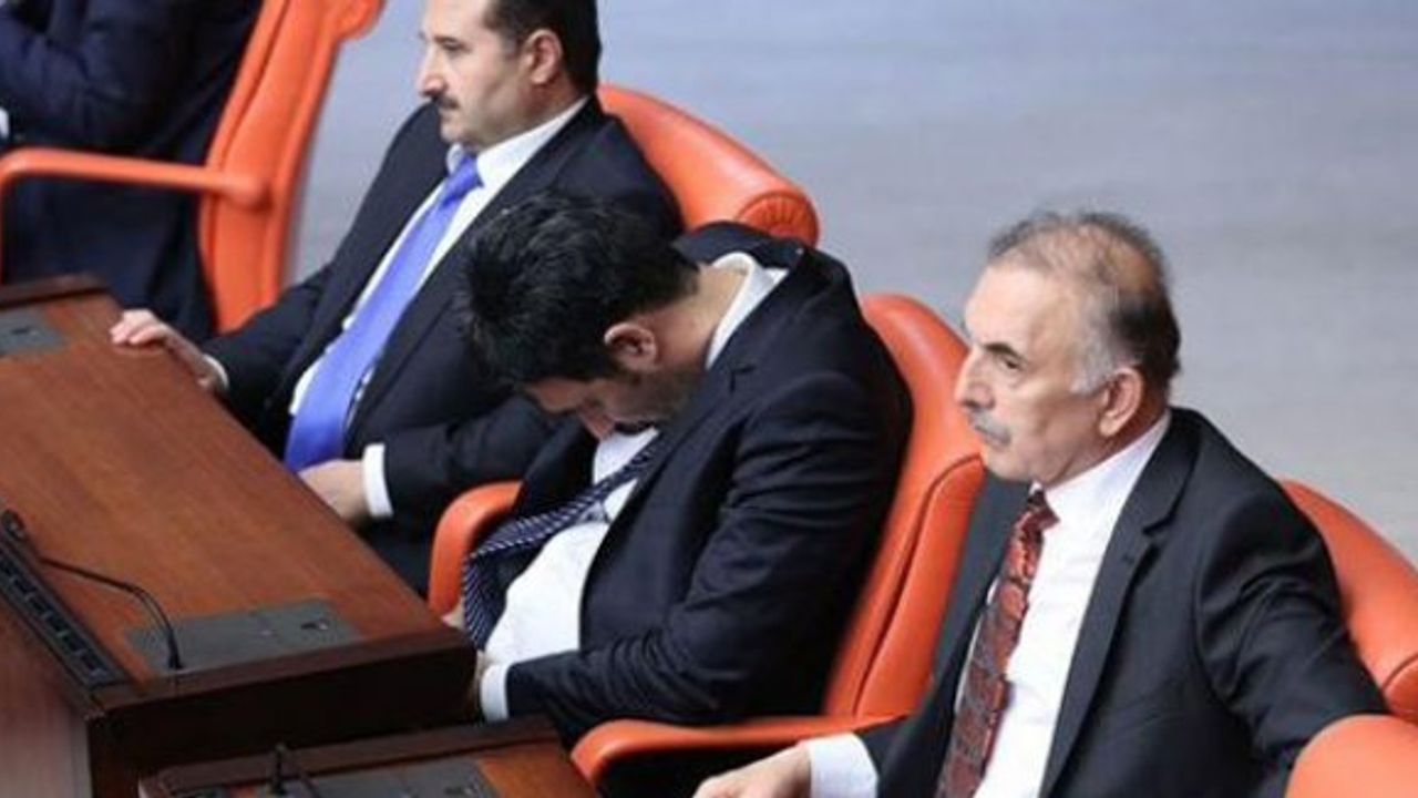 AKP'li Uğur Işılak, Meclis'teki uykusunu 'vatanseverliğe' bağlayarak savundu