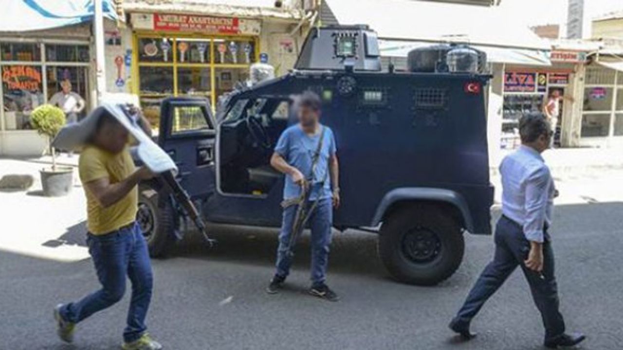 Diyarbakır'da polise saldırı: İki polisten biri hayatını kaybetti