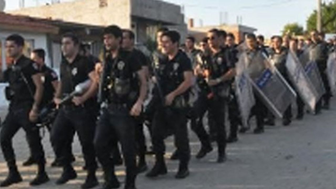 Edirne’de 700 polis Roman mahallesini bastı, 'Ne mutlu Türk'üm diyene' sloganıyla yürüdü