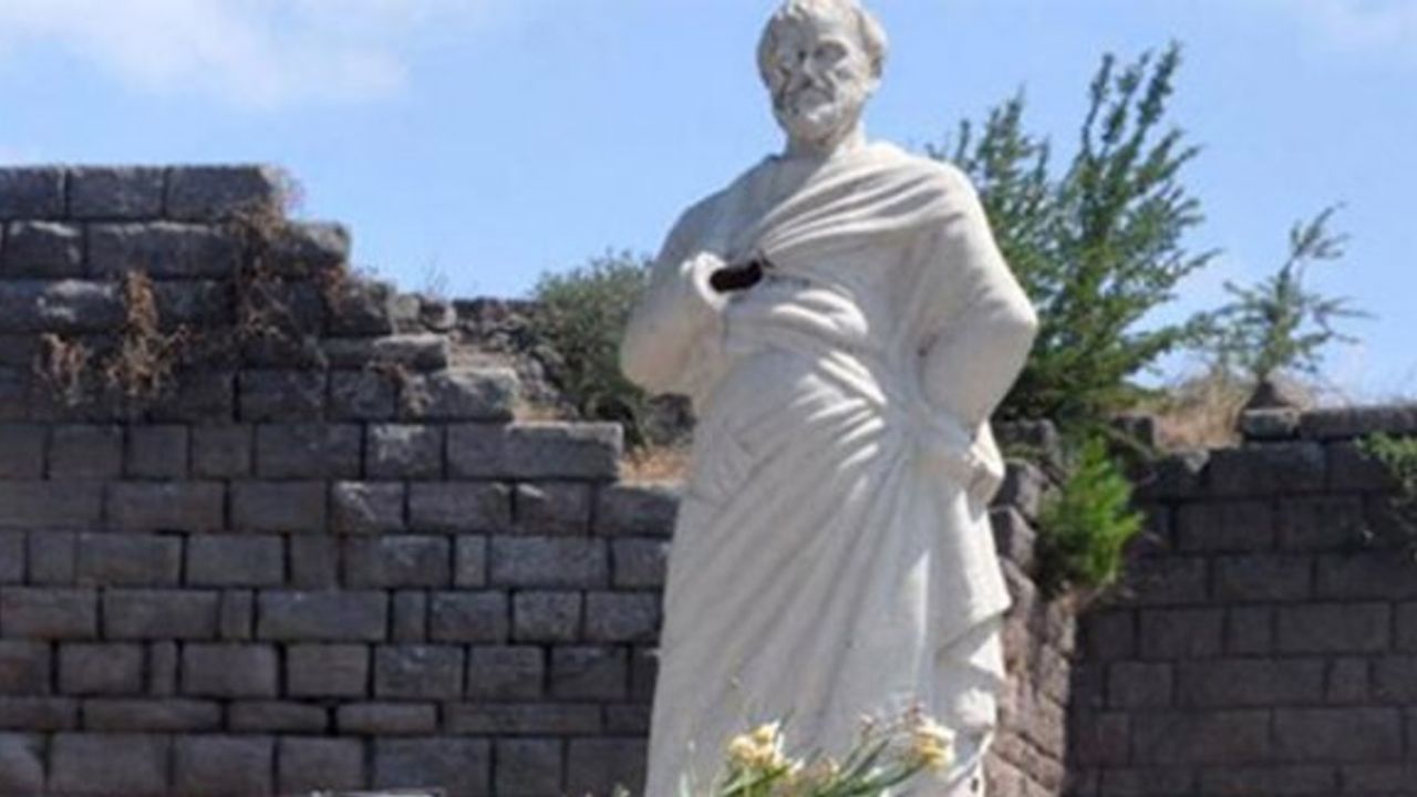 Assos'taki Aristoteles heykeli tahrip edildi