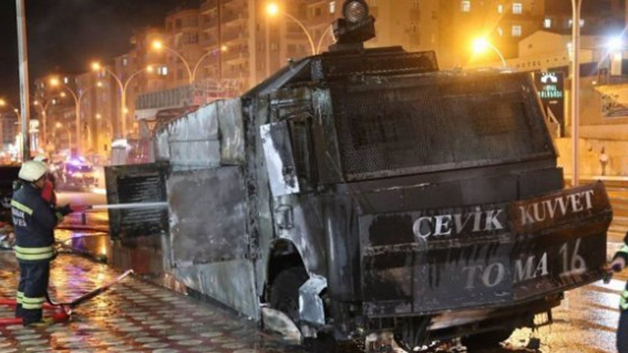 Diyarbakır'da AKP il binası önünde nöbet tutan polislere bombalı saldırı