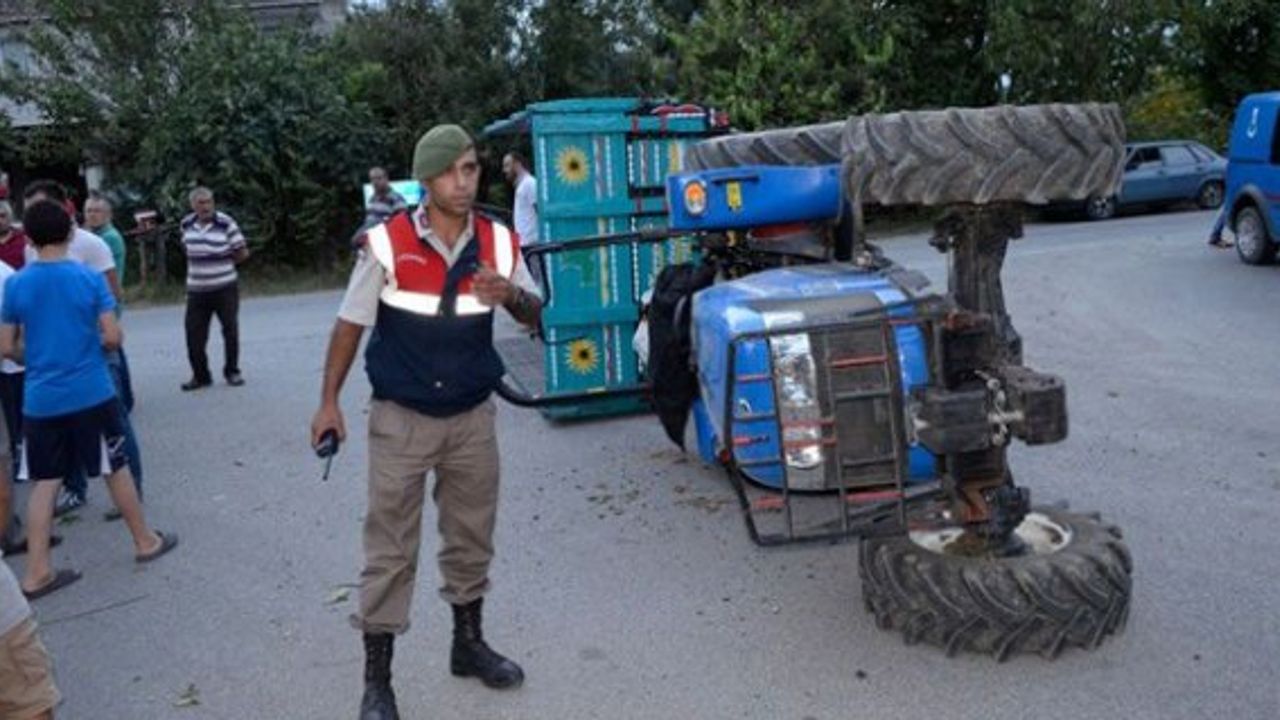 Fındık işçilerini taşıyan traktör devrildi: 18 işçi yaralı