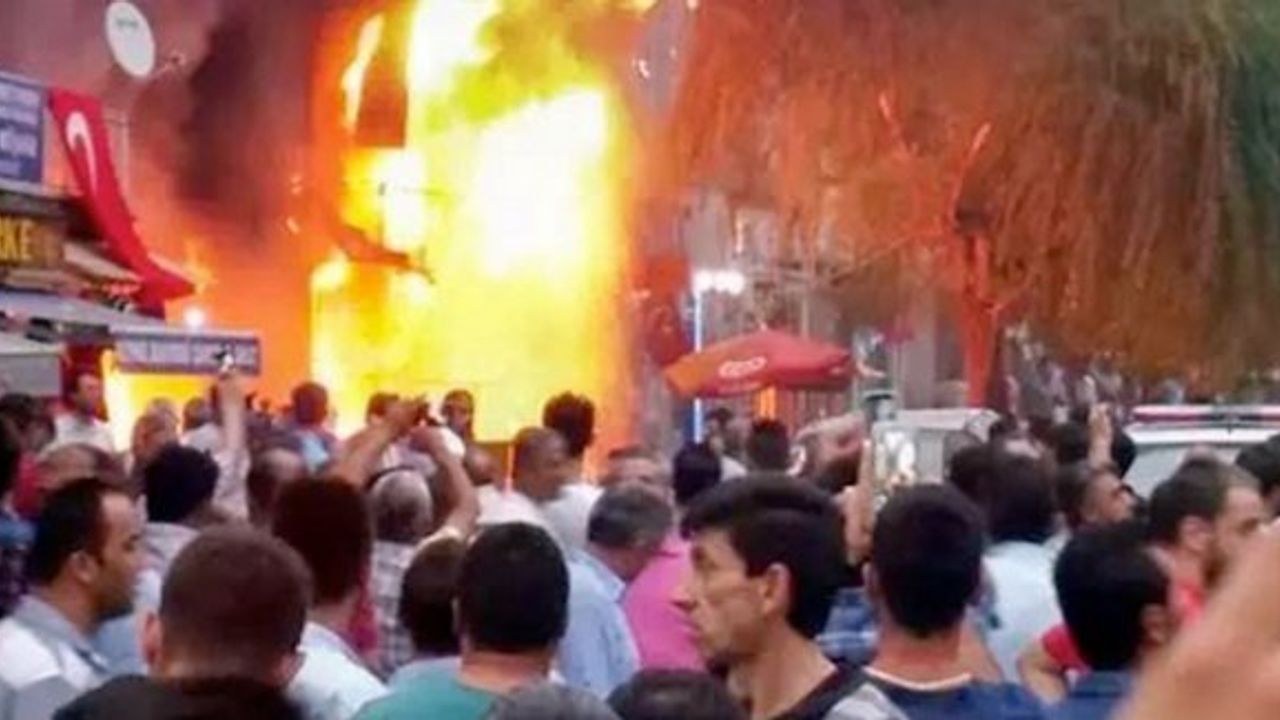 Kırşehir'de ateşe verilen Gül Kitabevi'ne yayıncılardan destek