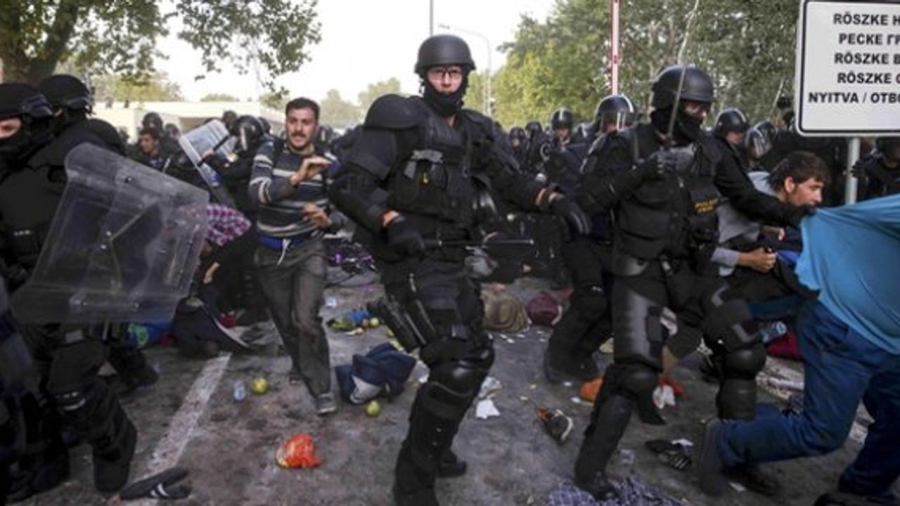 Macaristan sınırını geçmek isteyen sığınmacılara polis saldırısı