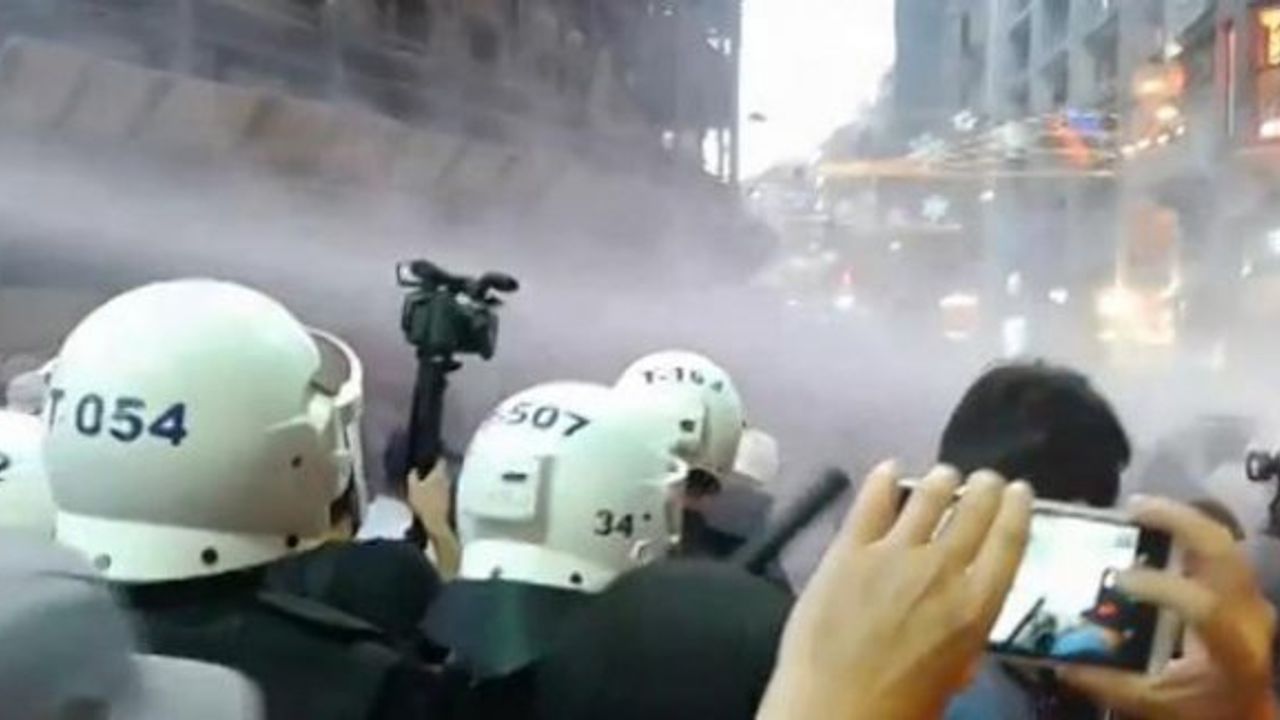 Taksim'de barış yürüyüşüne polis saldırdı: Çok sayıda gözaltı var