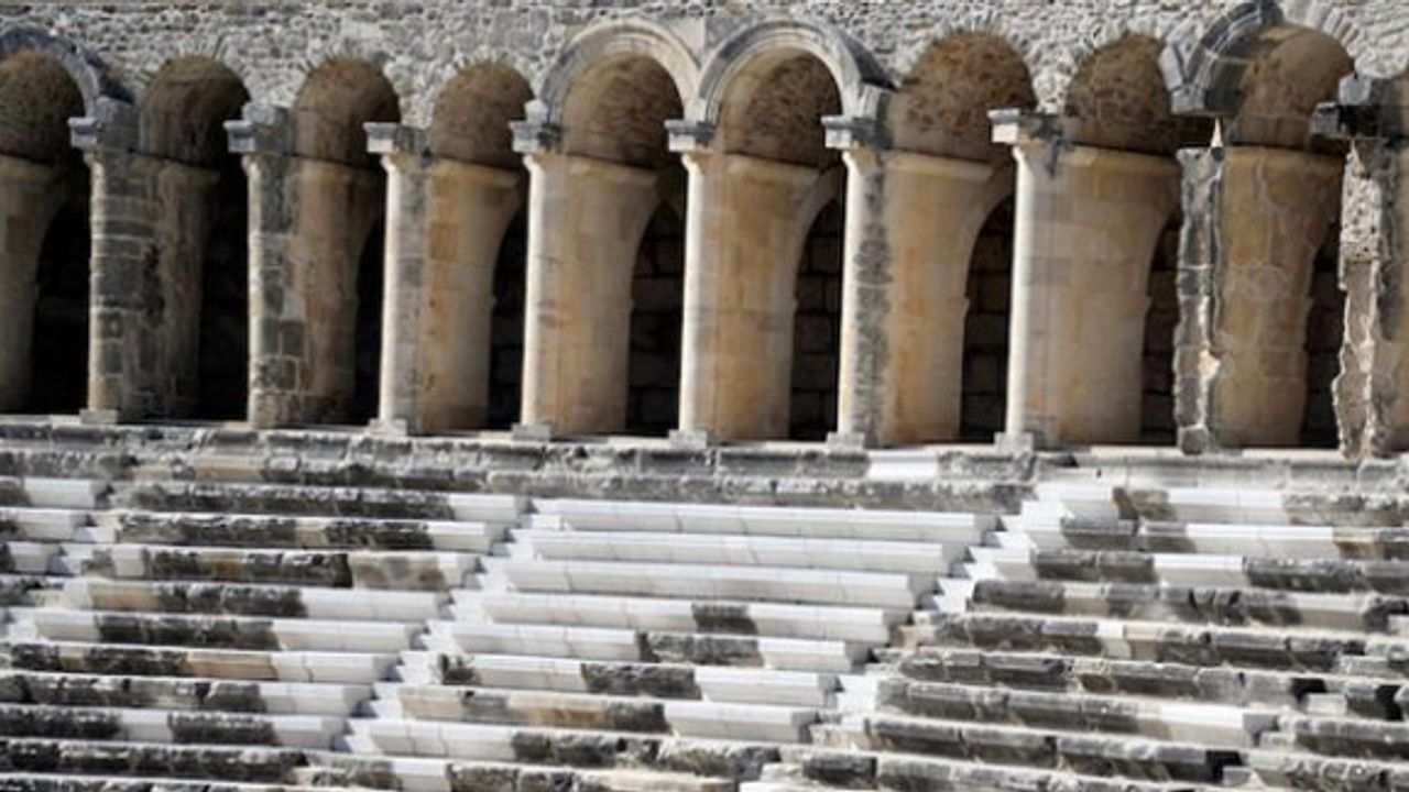 Aspendos'taki restorasyonu şikayet eden arkeolog sürgün edilmiş