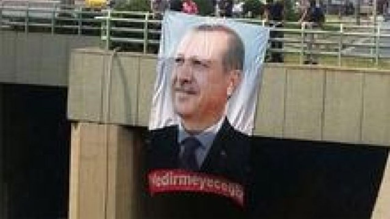 Erdoğan posterini yırtan 2 çocuğa dava!