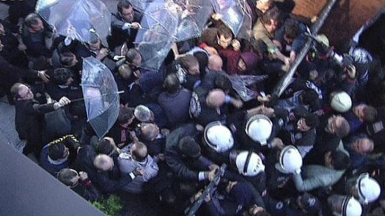 Polis, Koza-İpek Medya binasına biber gazı ve cop kullanarak girdi!