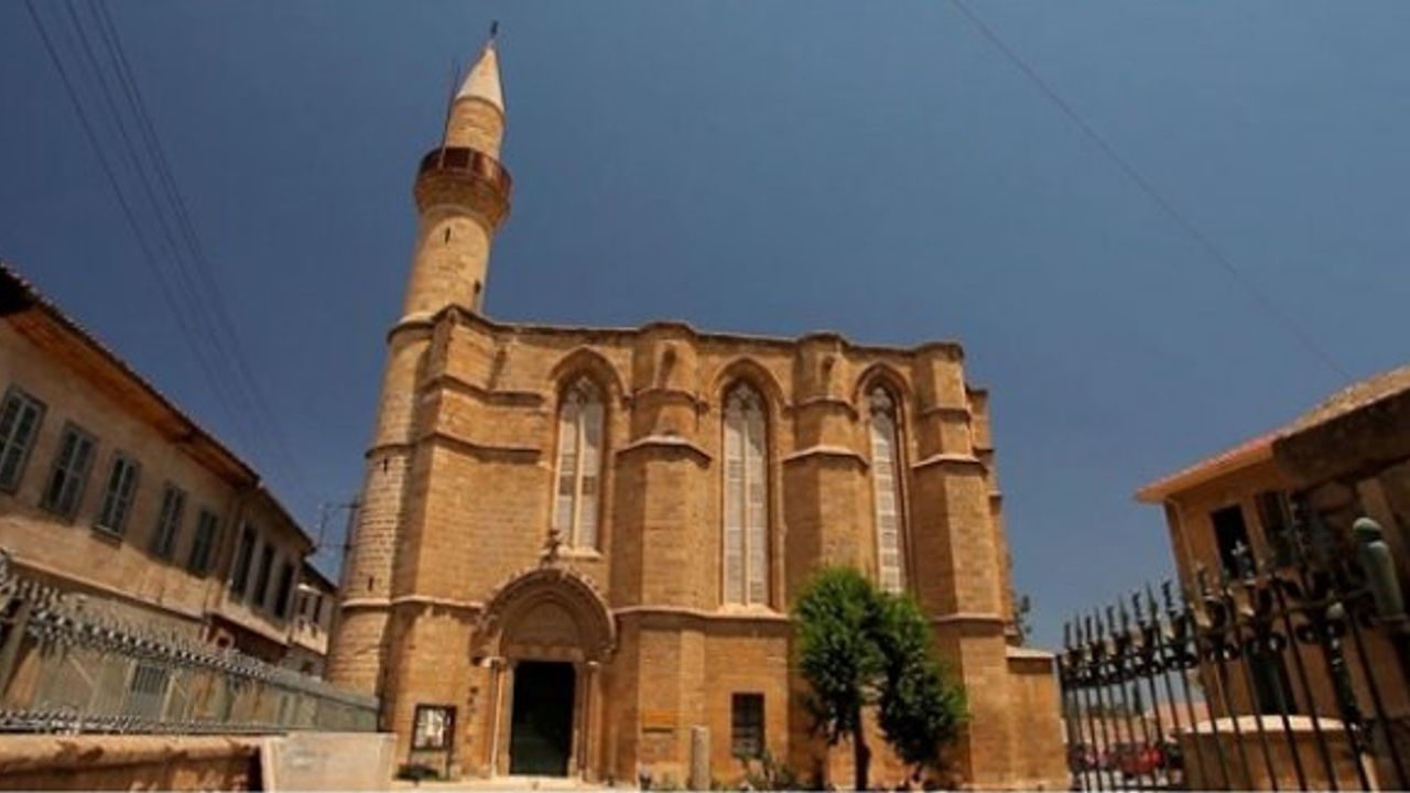 Kıbrıs’ta üç camide sabah ezanının hoparlörden okunması yasaklandı