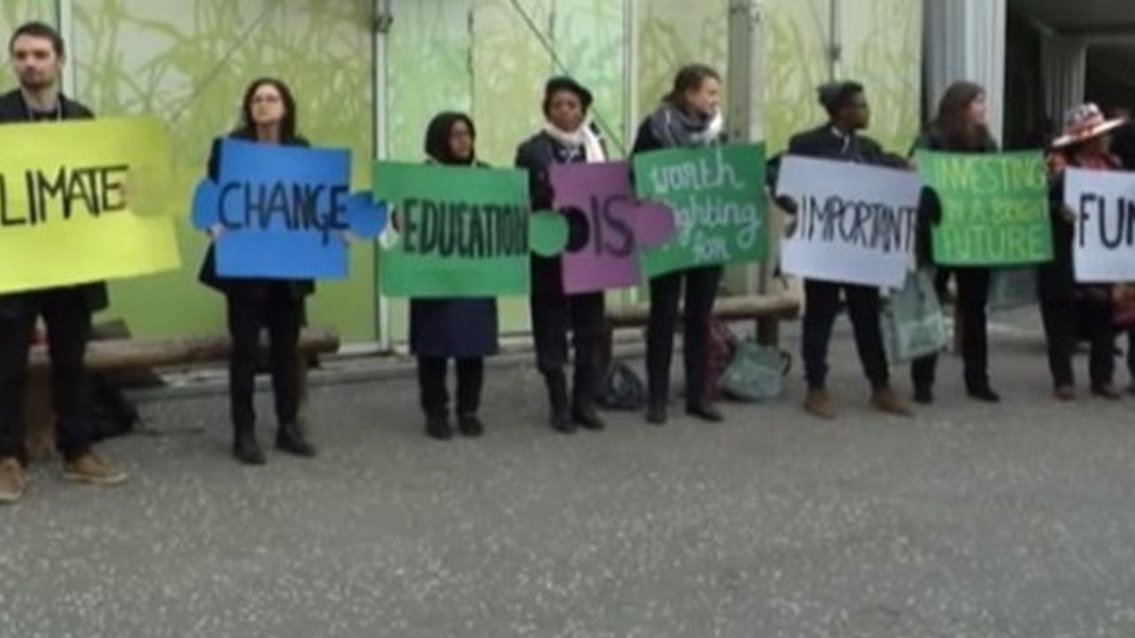 Çevreci aktivistlerden Paris’te 'sessiz' protesto