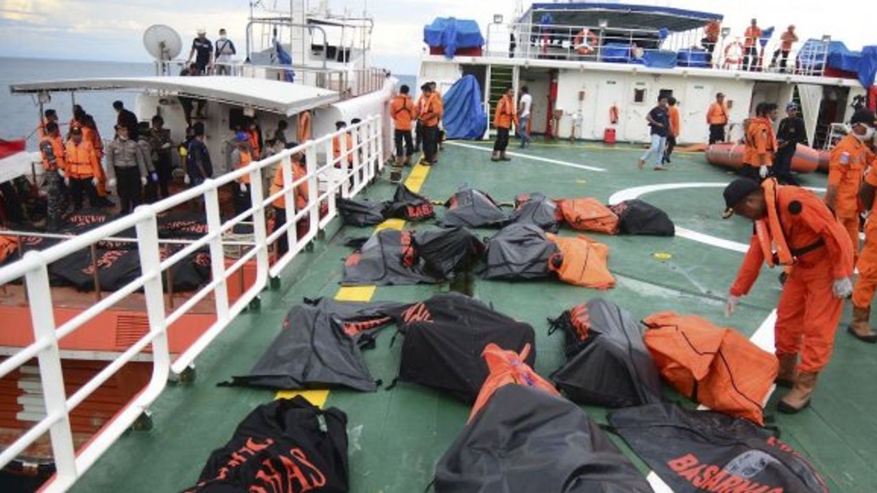 Endonezya’da yolcu gemisi faciası: En az 63 ölü