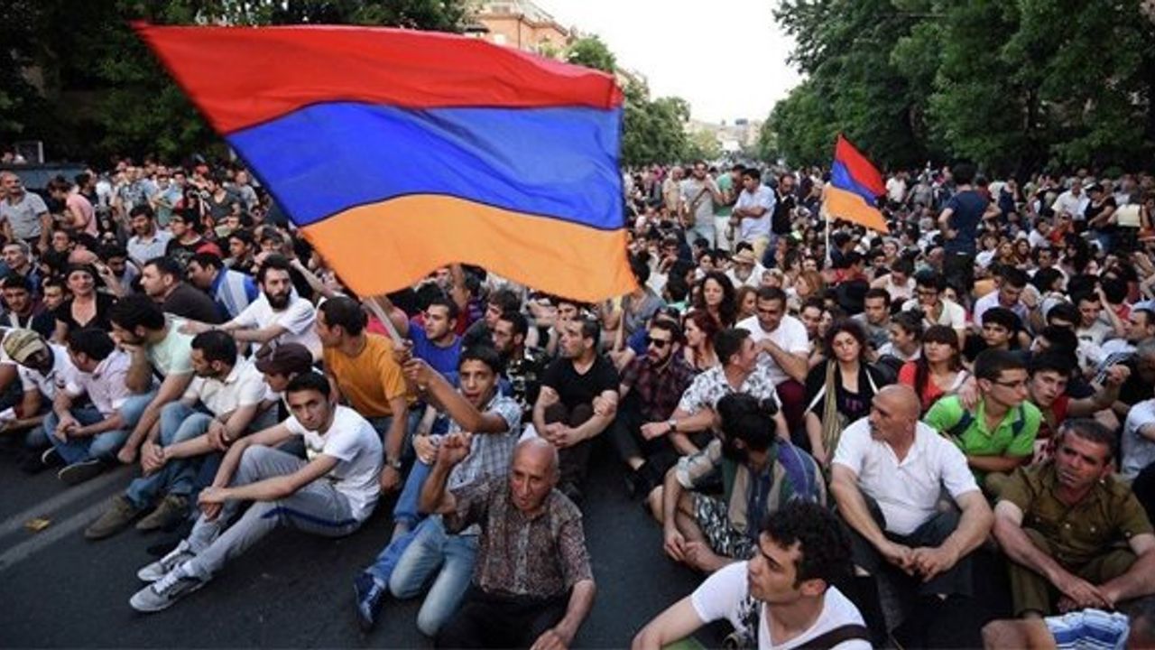 Ermenistan'da halk Meclis'in yetkilerinin artırılmasına 'Evet' dedi
