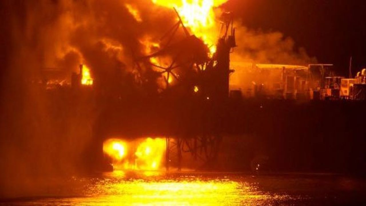 Petrol platformunda yangın: 32 işçi öldü