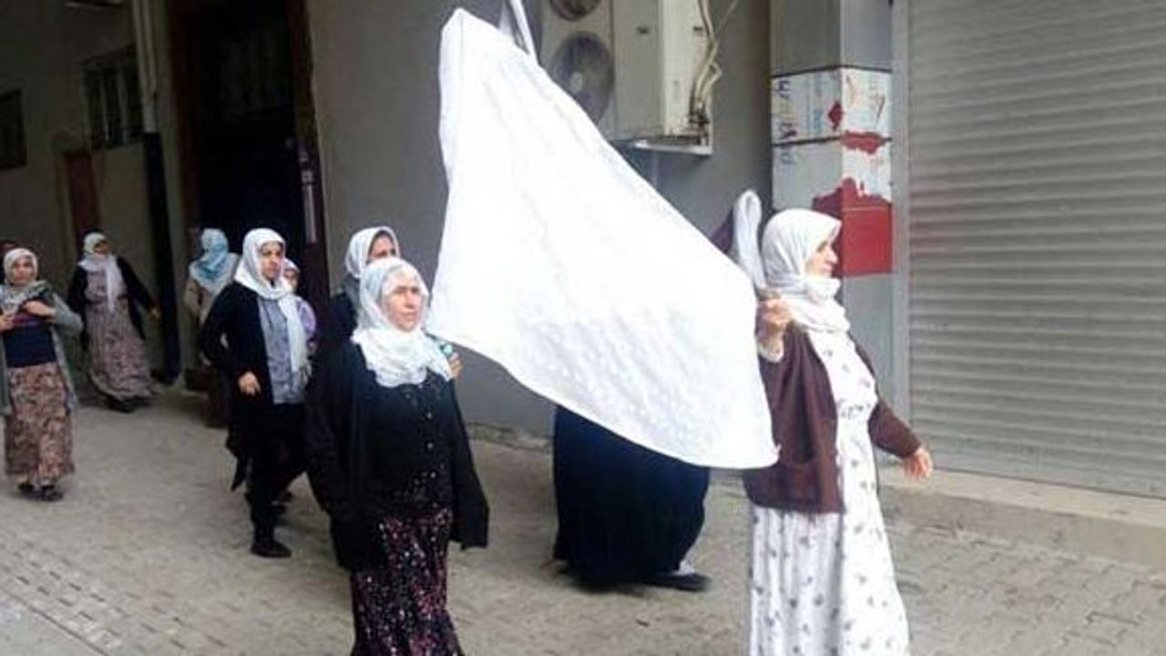 Cizre'de beyaz bayraklarla yürüyüyen kadınlar gözaltına alındı