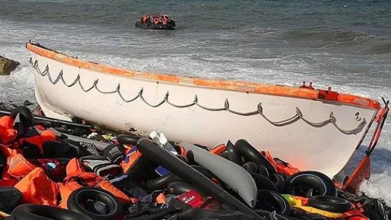 Ege'de mültecileri taşıyan tekne battı