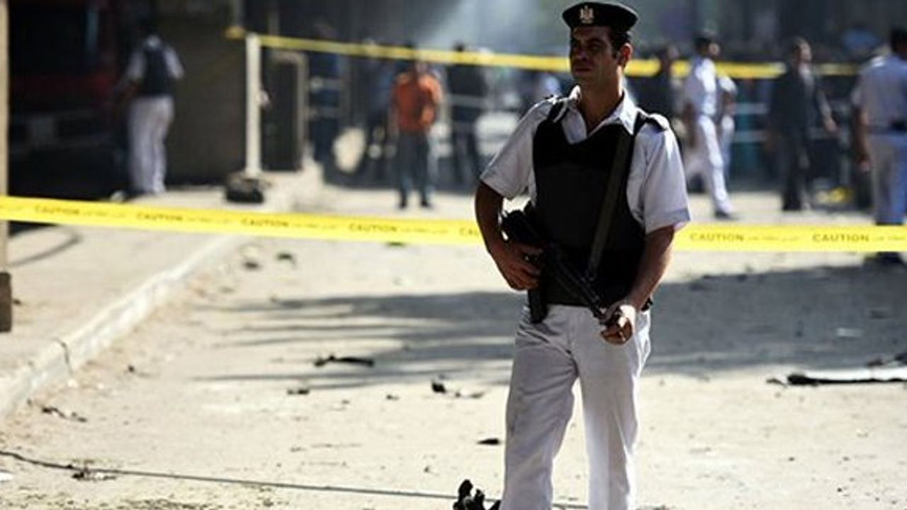 Kahire'de bombalı saldırı: 3'ü polis 6 ölü