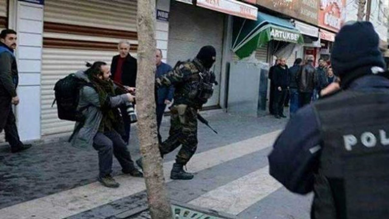 Özel harekat polisinden gazeteciye: Seni hendeklerde kaybederiz