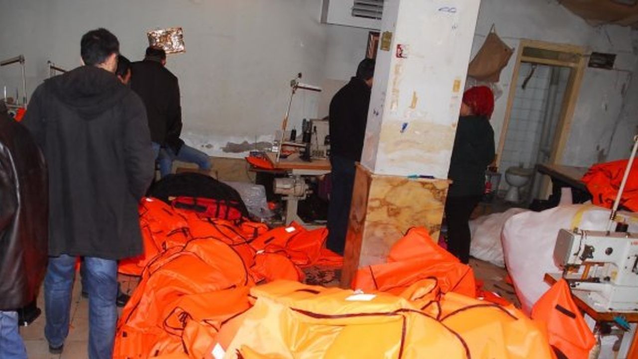 Sahte can yeleklerinin ele geçirildiği imalathanede Suriyeli çocuklar çalıştırılıyor