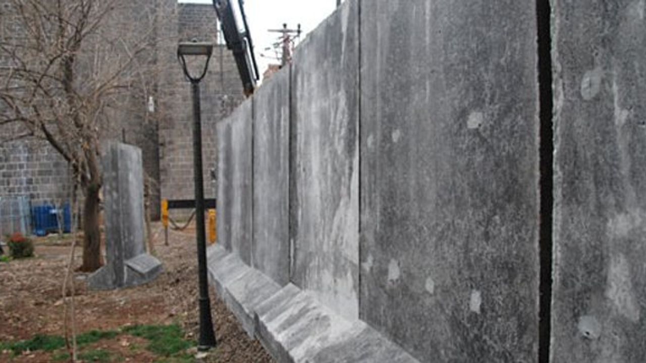 Diyarbakır Valiliği’ne göre Sur’daki beton bloklar geçici
