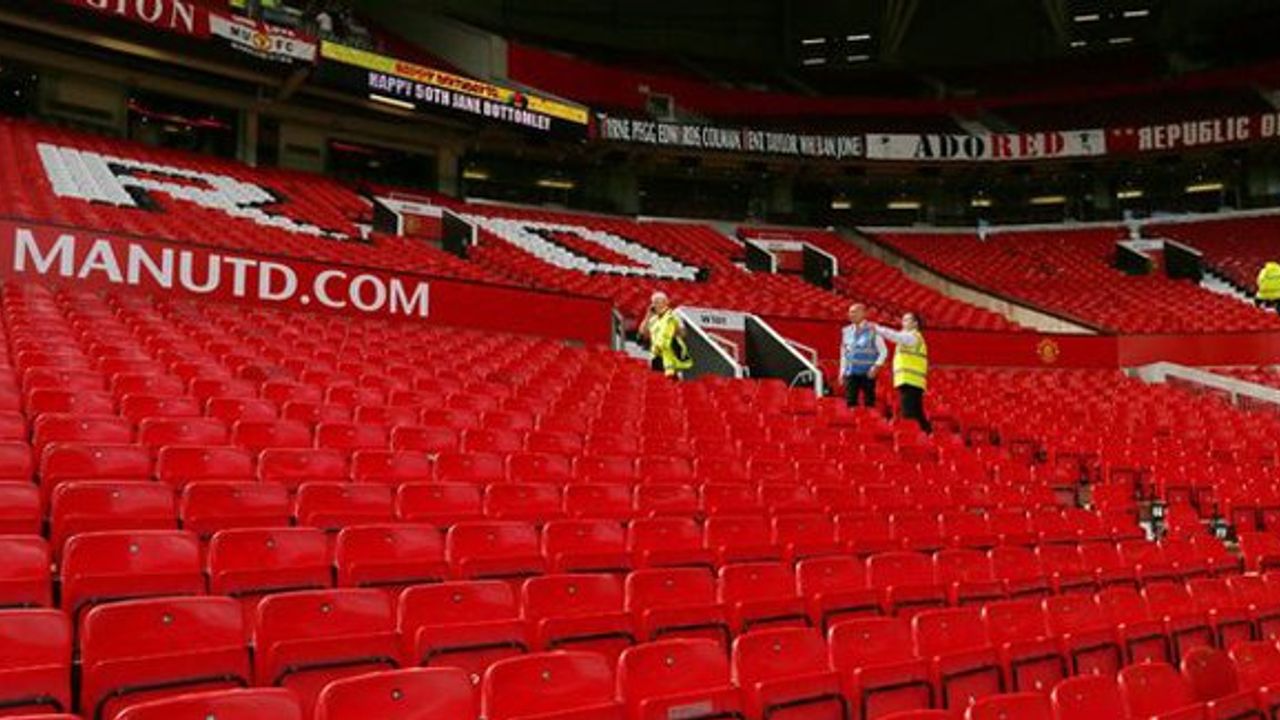 Old Trafford'da güvenlik alarmı: Maç ertelendi