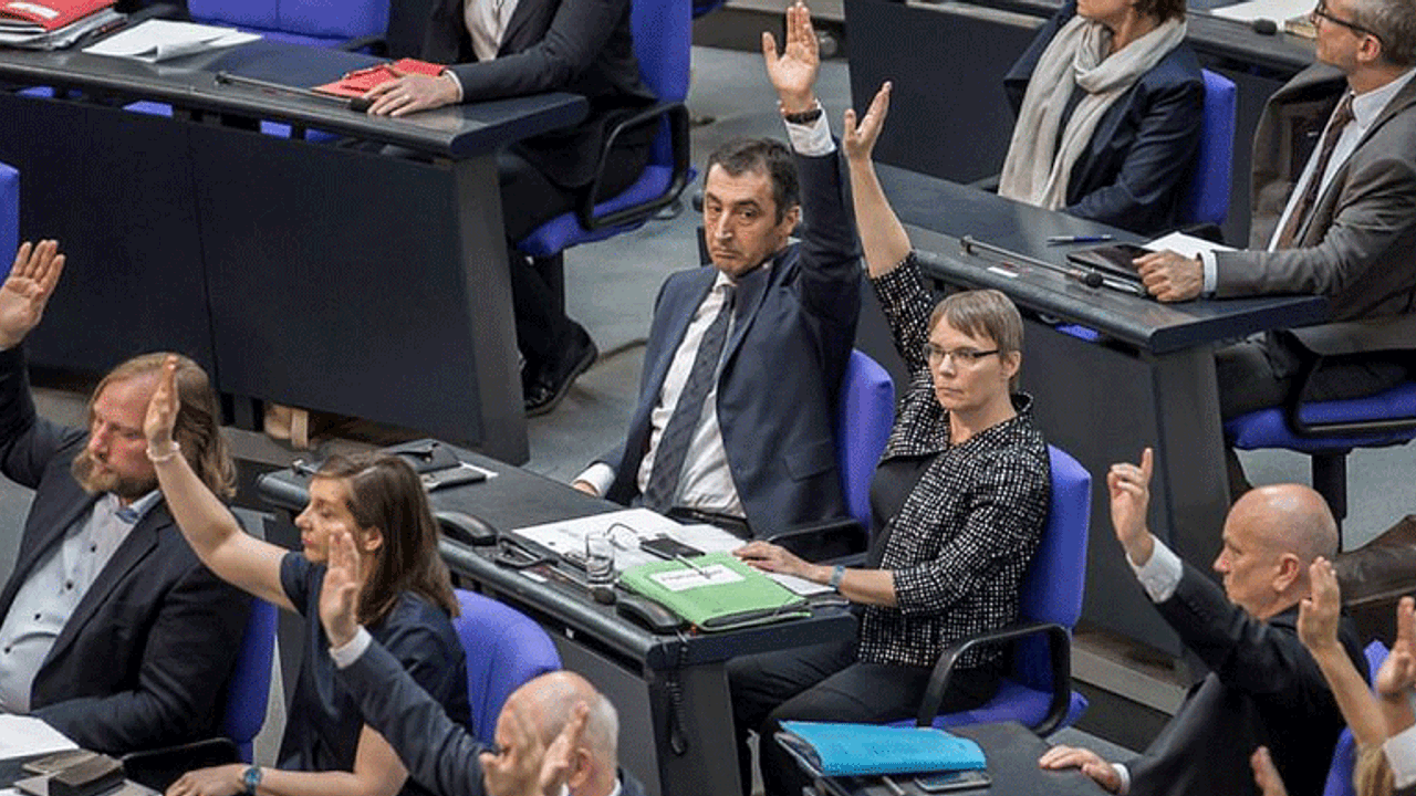 Almanya'da 11 Türkiye kökenli milletvekiline polis koruması