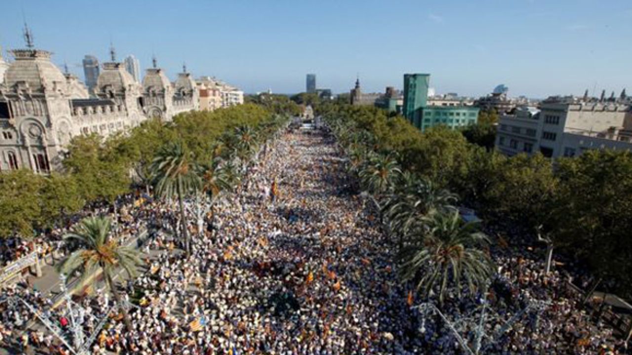 Yüzbinlerce kişi Katolonya bağımsızlığı için yürüdü