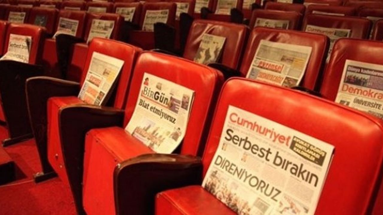 Ankara Sanat Tiyatrosu izleyicilere gazete dağıttı: Baskılara seyirci kalmayacağız
