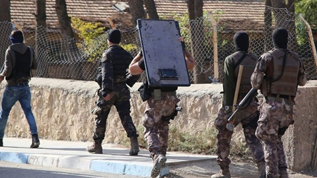 Mardin'de kaymakamlık çalışanları dahil 25 kişiye saldırı gözaltısı