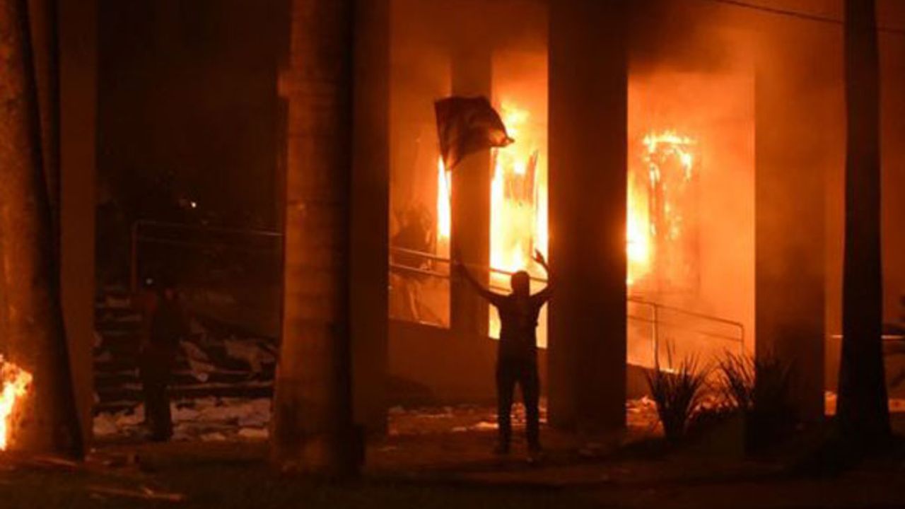 Paraguay’da ‘başkanlık’ teklifi nedeniyle halk, meclisi ateşe verdi