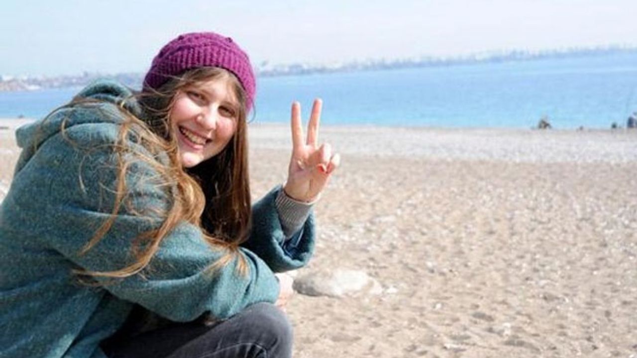 'Kırmızı fularlı kız' Rakka'da hayatını kaybetti