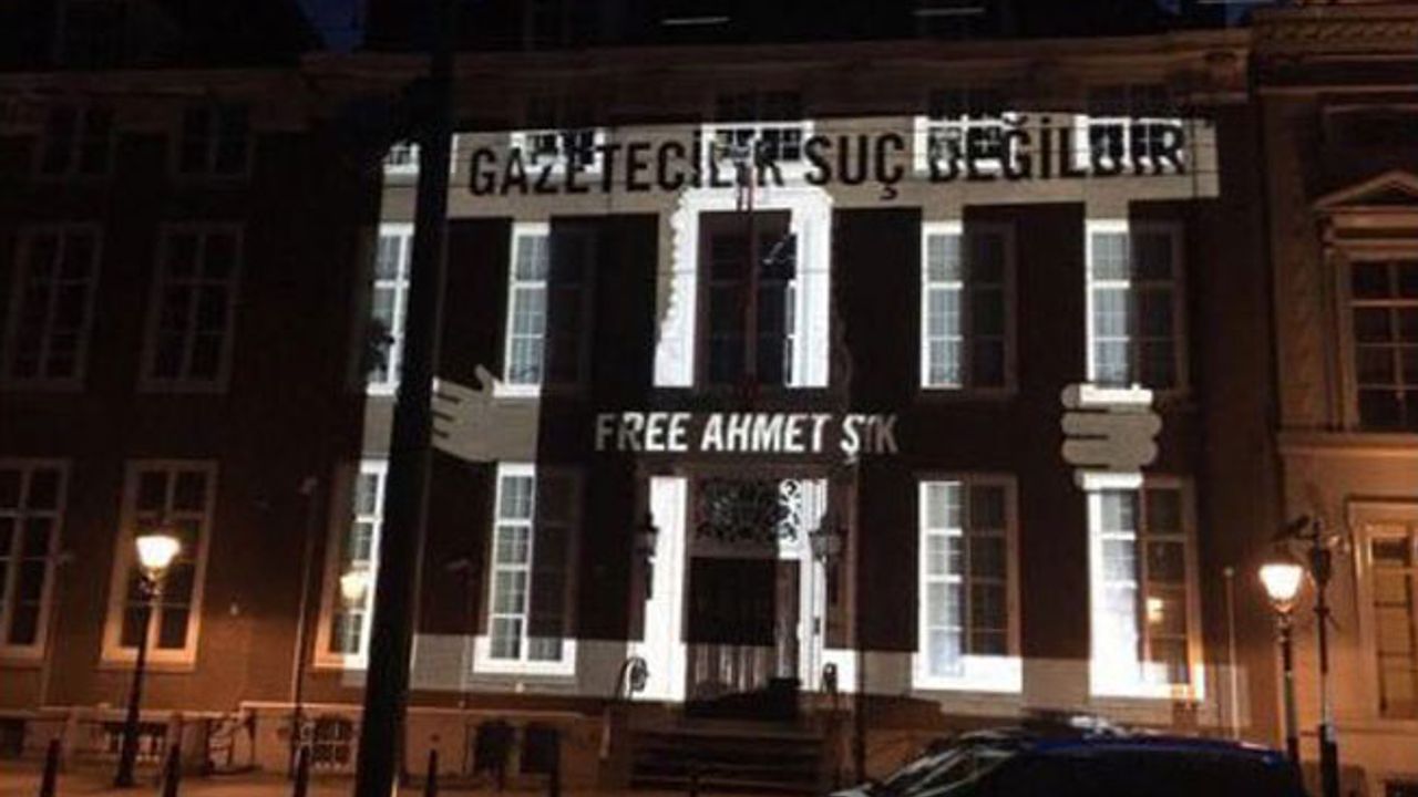 Lahey’deki Türkiye Büyükelçiliği duvarında 'Ahmet Şık'a özgürlük' yazısı