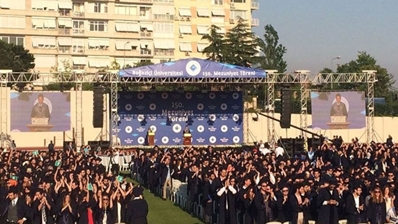 Boğaziçi Üniversitesi'nin mezuniyet töreninde Rektör’e protesto