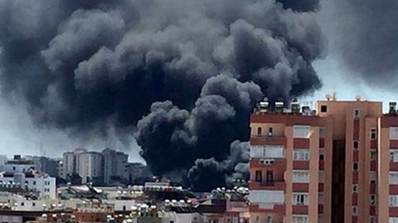 Antalya'da yangın: Festival Çarşısı tahliye edildi