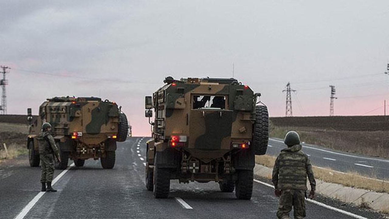 Erzincan'da askeri aracın geçişi sırasında patlama: 3 asker yaralı