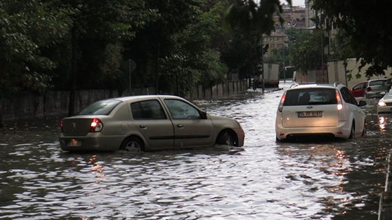 İstanbul'da şiddetli yağmur: Birçok yeri su bastı, yollarda mahsur kalan araçlar var
