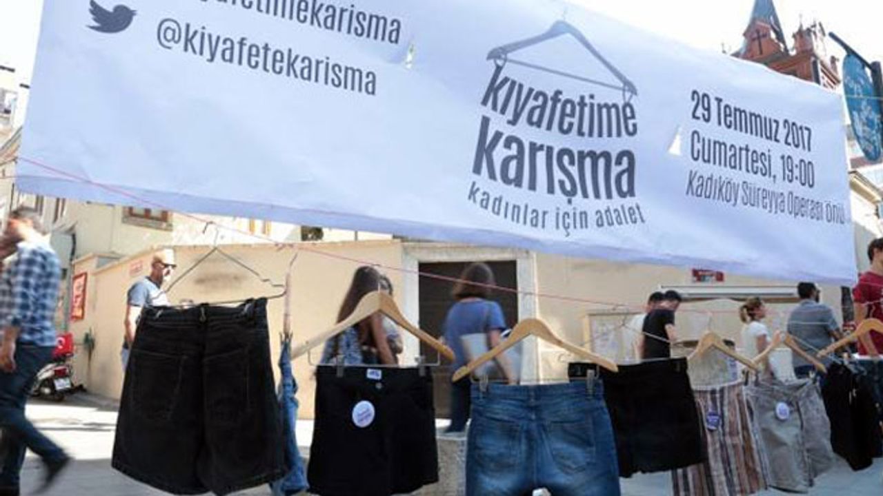 Kadıköy’de kadınlar stant açtı: Kıyafetime karışma, kadınlar için adalet