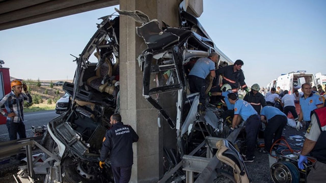Ankara'da yolcu otobüsü köprü ayağına çarptı: 5 kişi hayatını kaybetti