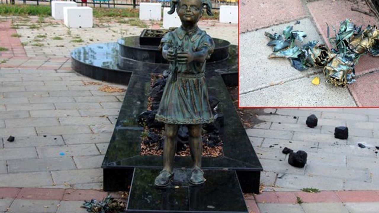 Zonguldak'ta Atatürk’e çiçek veren kız heykeline saldırı