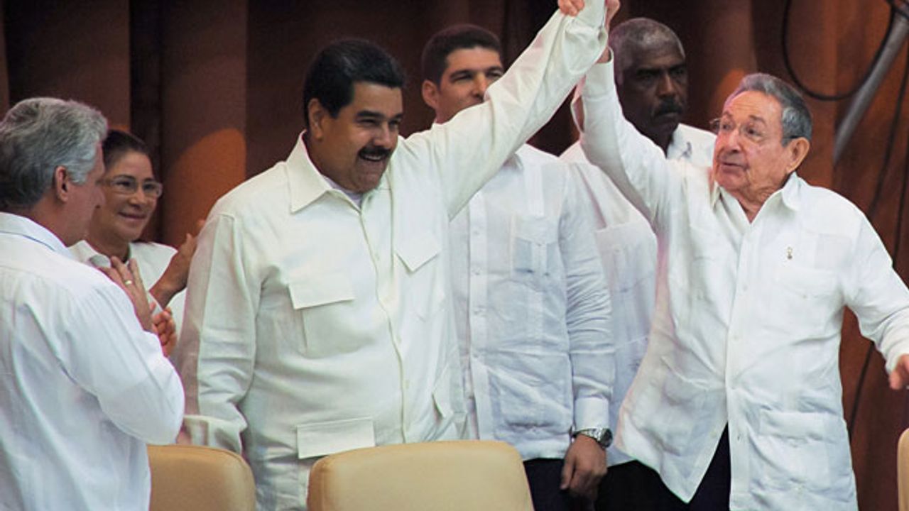 Castro'dan Maduro'ya destek: Dayanışmanın en ön saflarında davanıza inanan Kübalıları bulacaksınız