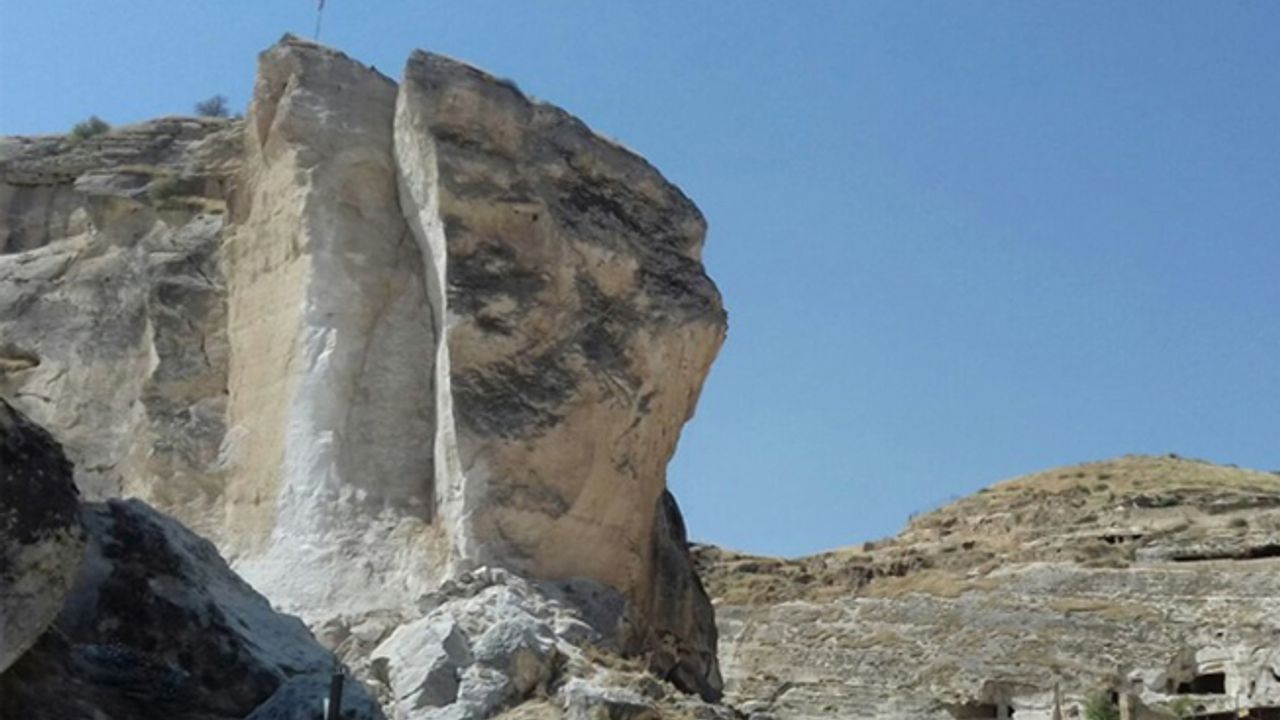 Hasankeyf'te dev kaya kütlesi dinamitle patlatıldı