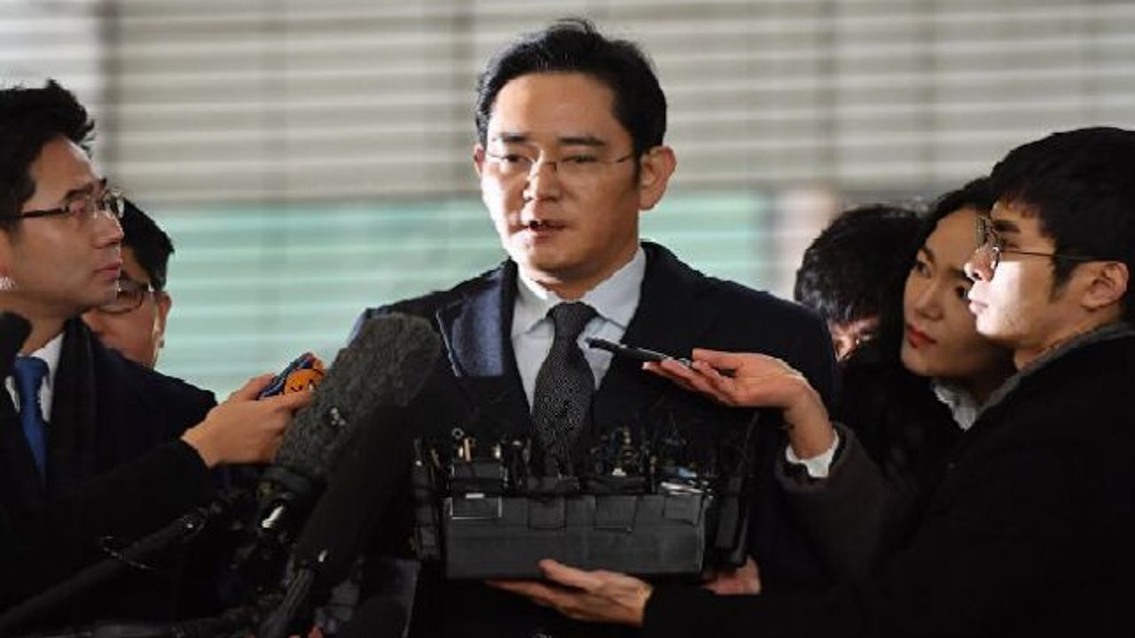 Samsung'un veliahtı rüşvet suçlamasıyla cezaevinde