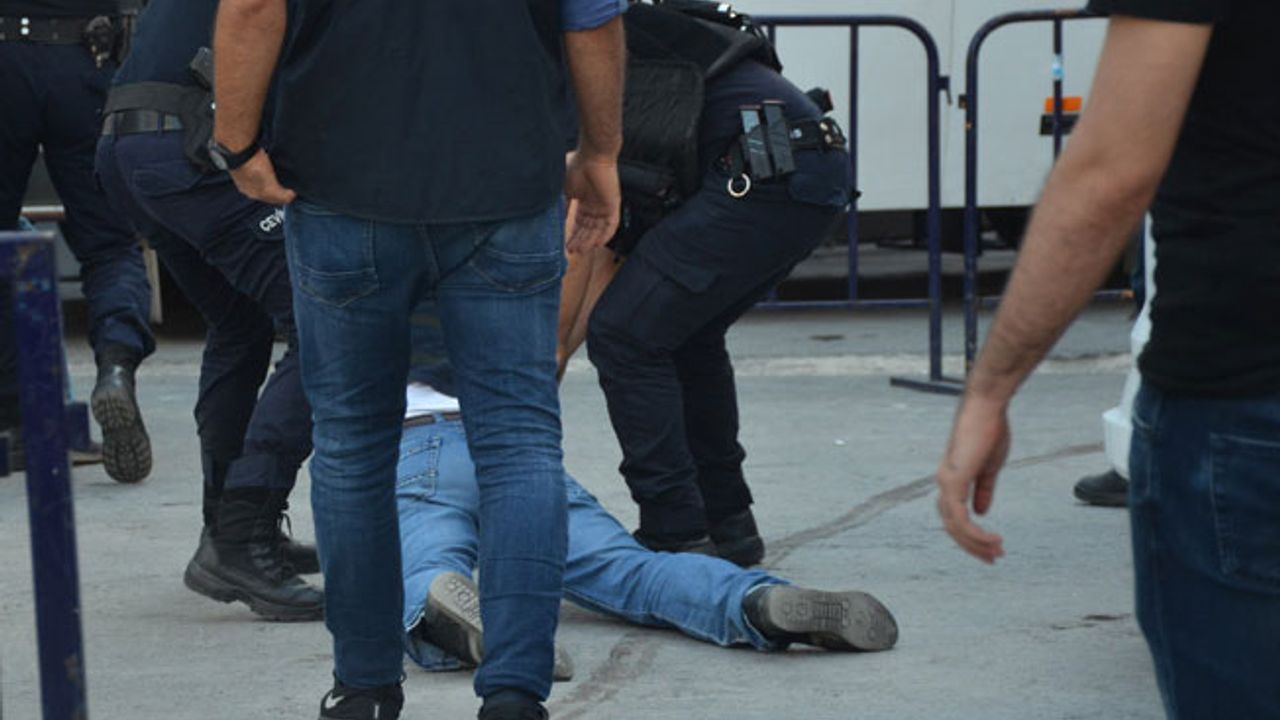 'Tek tip kıyafet' eylemine polis müdahalesi: 4 gözaltı