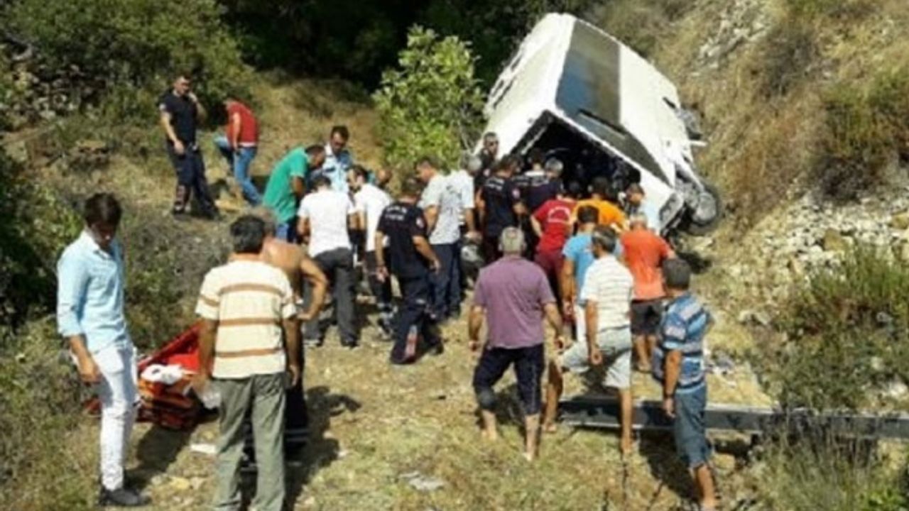Antalya'da tur otobüsü şarampole devrildi: Ölü ve yaralılar var
