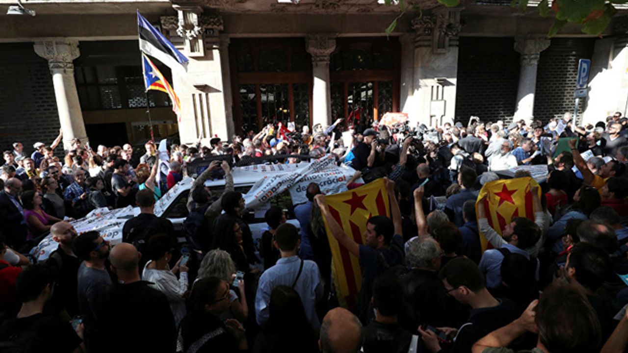 Katalan bakanlıklara referandum baskını: Bakan yardımcısı dahil 12 kişi gözaltında