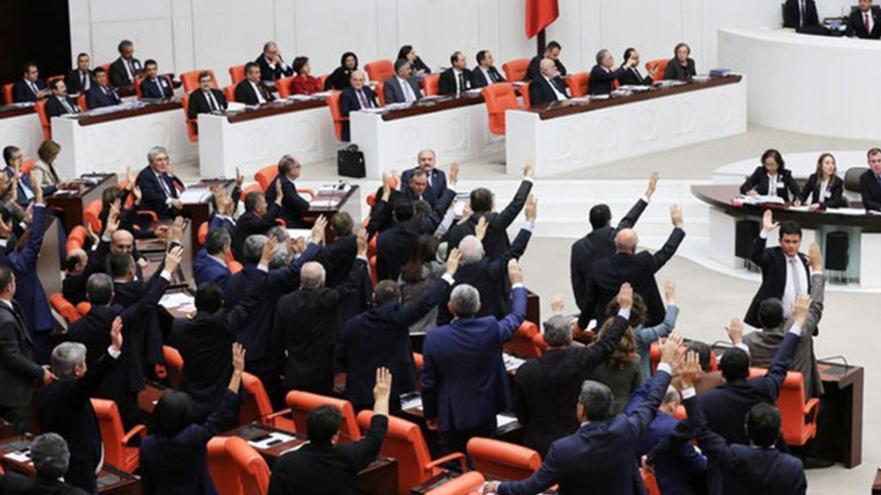 AKP’nin 'Meclis tatile girsin' önerisine muhalefetten tepki