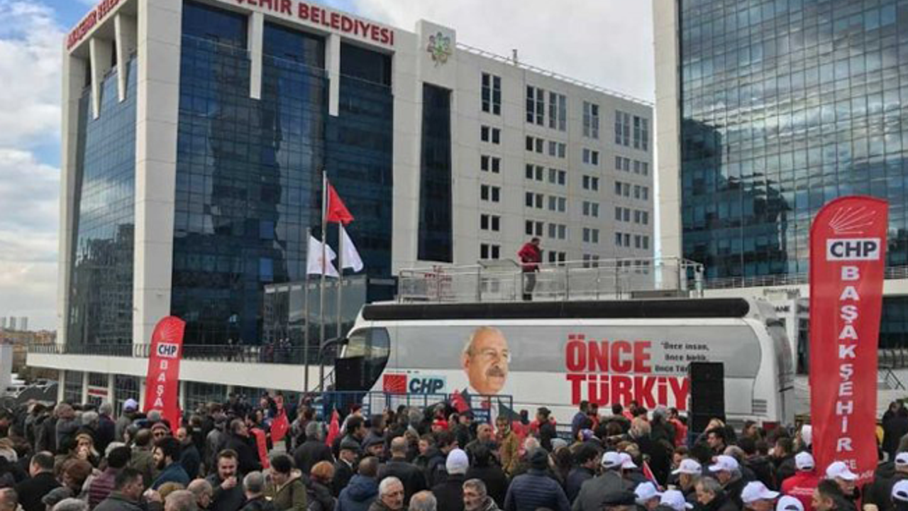 CHP'liler Ataşehir Belediyesi önünde toplanmaya başladı