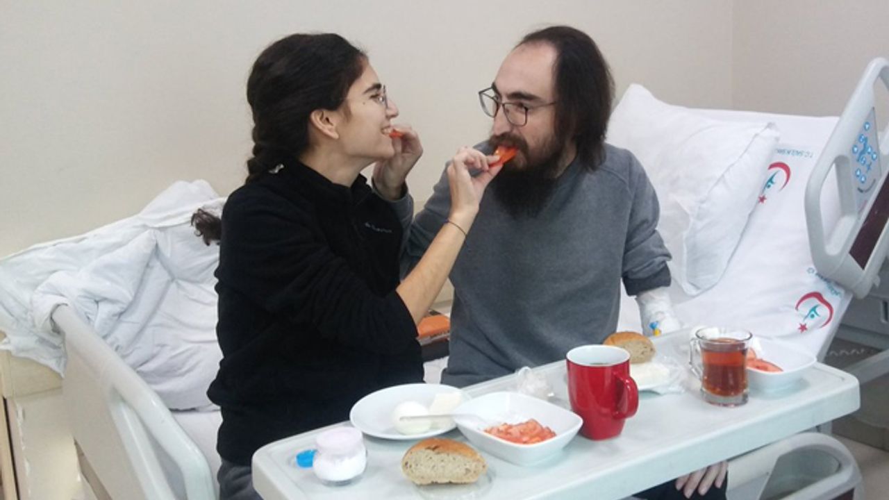 324 günlük açlığın ardından Özakça'dan yemek fotoğrafı: İlk lokma sevdanın payına