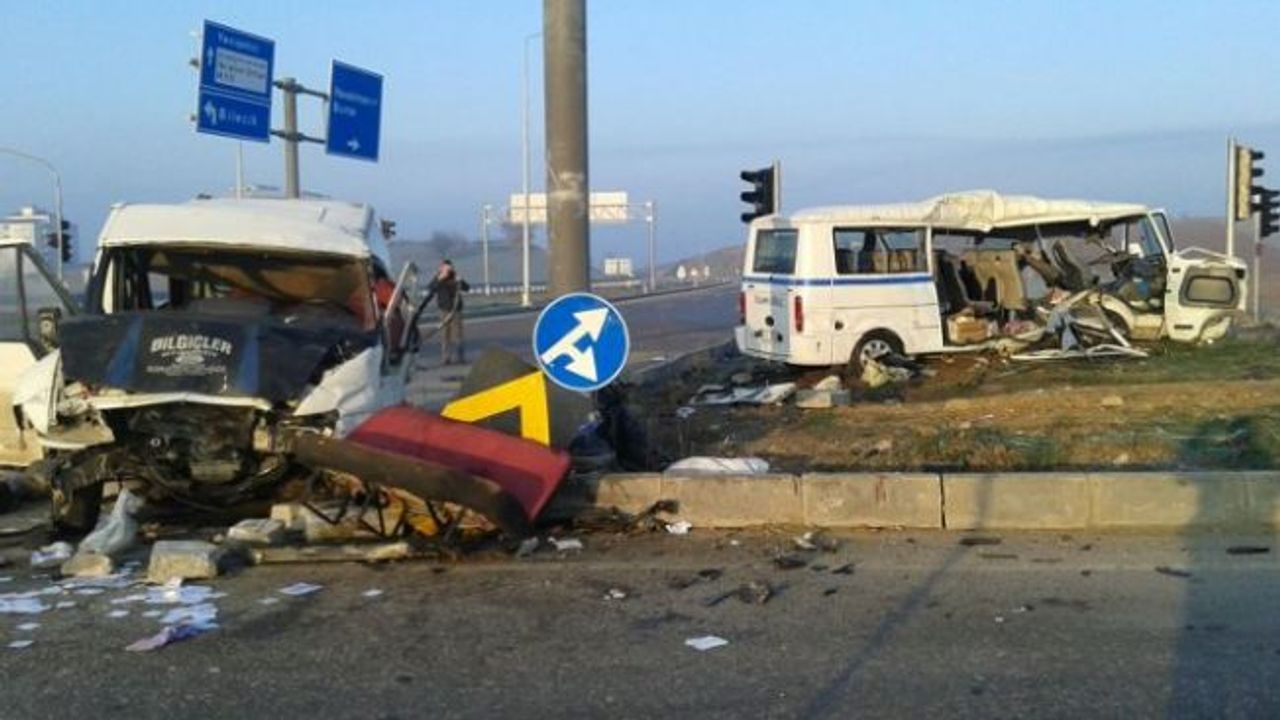 Bursa'da iki servis aracı çarpıştı: 3 kişi hayatını kaybetti