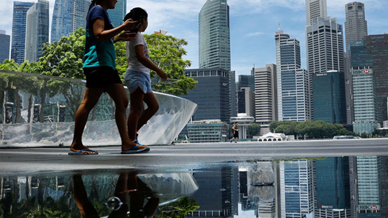 Bütçesi fazla veren Singapur vatandaşlarına prim ödeyecek