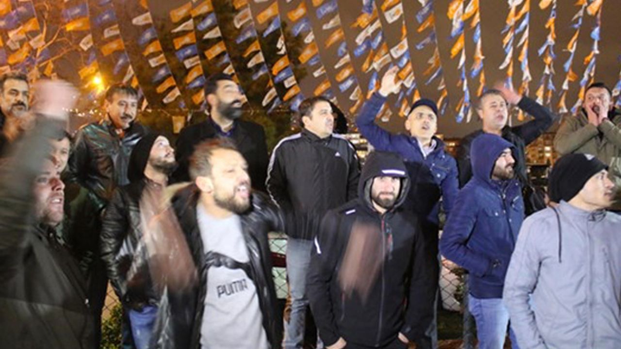 Kadroya alınmayan taşeron işçiler, AKP teşkilatı önünde eylem yaptı